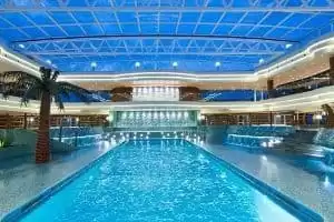 Piscina con tetto scorrevole