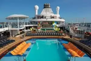 4 piscines avec solarium, exclusivement pour les adultes