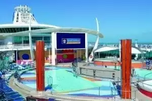 Écran de cinéma sur le pont piscine