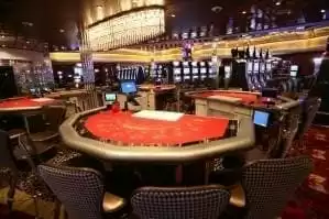 Casino Royale® de 635 m2 aux couleurs de Las Vegas, avec 190 machines à sous et 11 tables de jeu