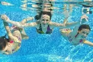 4 piscines avec solarium, exclusivement pour les adultes