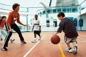 Terrain de basketball de taille officielle