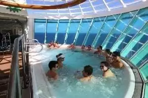 10 jacuzzis, dont deux extérieurs avec vue sur mer
