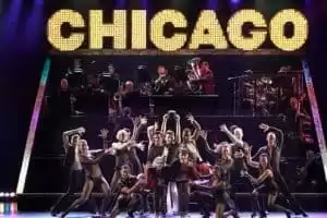 Écran géant en plein air à côté de la piscine